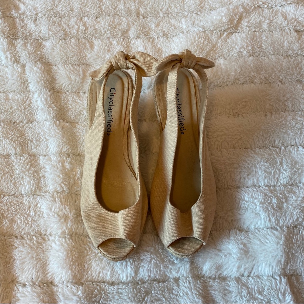 Beige Wedge heel with bow